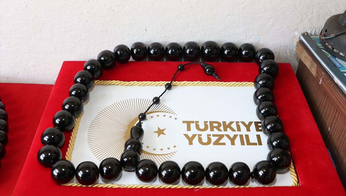 46 yıl toprak altında biriktirdiği büyük Oltu taşlarından iri tespihler yaptı