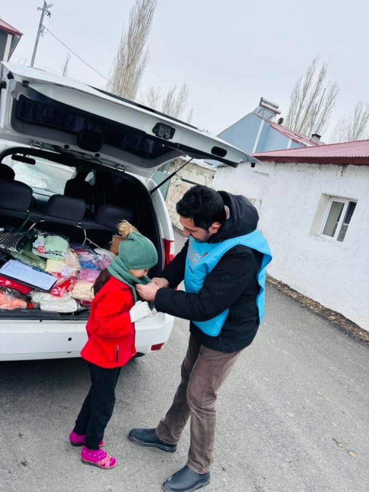 Ağrı Beşir Derneği ihtiyaç sahiplerinin yüzünü güldürdü2