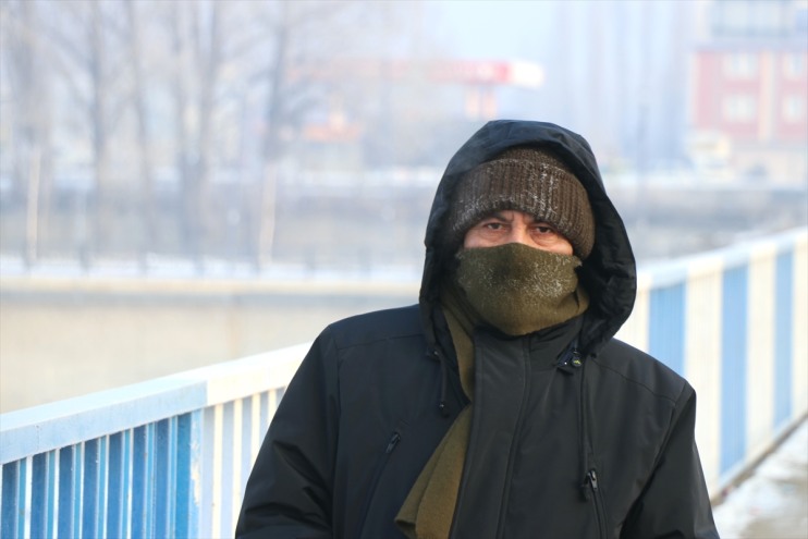 ve soğuklarla nehir buzla dondurucu kaplandı Erzurum