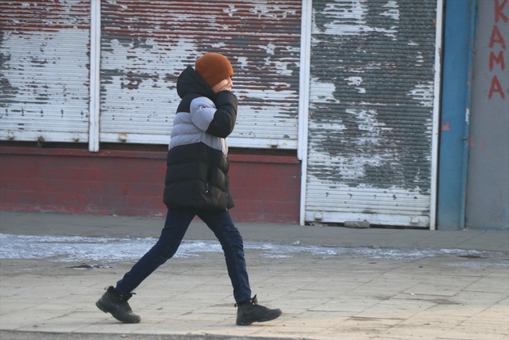 buzla dereler kaplandı dondurucu nehir ve Ağrı soğuklarla Erzurum