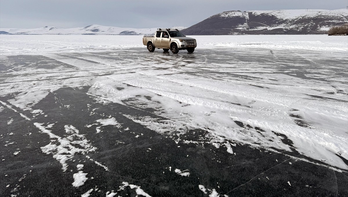 Arazi aracıyla buzla kaplı Çıldır Gölü üzerinde gezinti yaptı