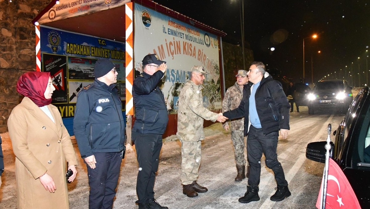 Ardahan Valisi Çiçek, güvenlik güçlerinin ve sağlık personelinin yeni yılını kutladı