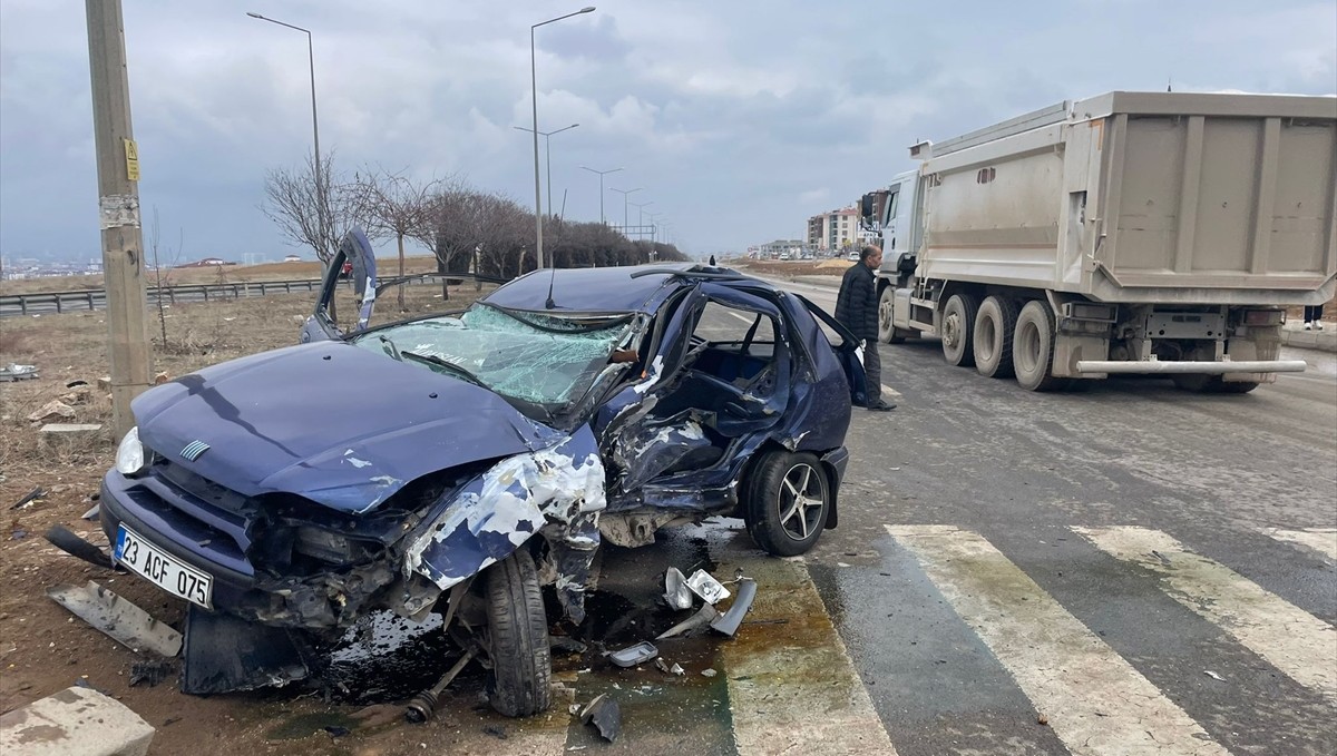 Elazığ'da üç otomobilin karıştığı kazada, 3 kişi yaralandı