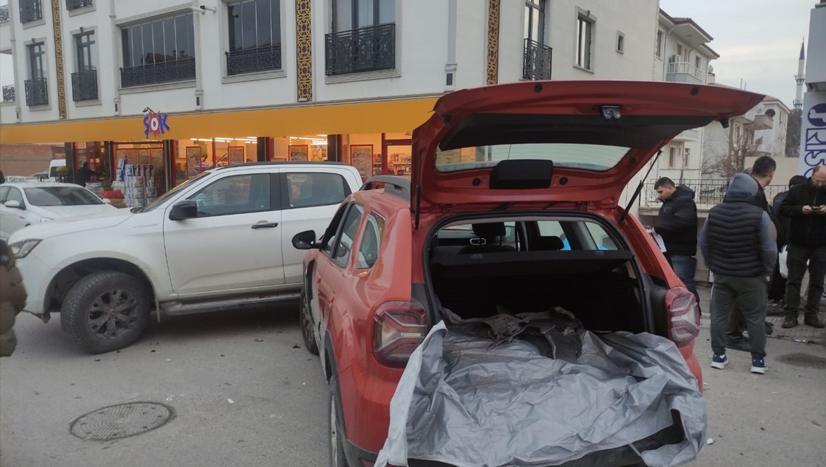 Erzincan'da otomobilin kamyonete çarptığı kazada 1 kişi öldü, 1 kişi yaralandı