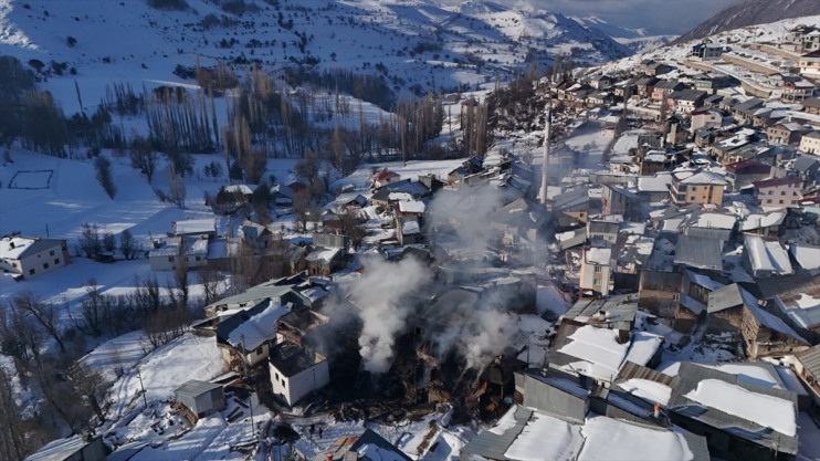 Erzurum'da çıkan yangında 6 ev zarar gördü