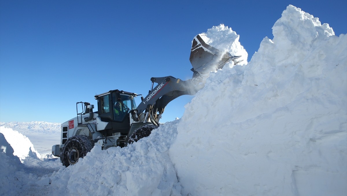Hakkari'de üs bölgelerinin metrelerce karla kaplı yolu zorlu çalışmayla açılıyor