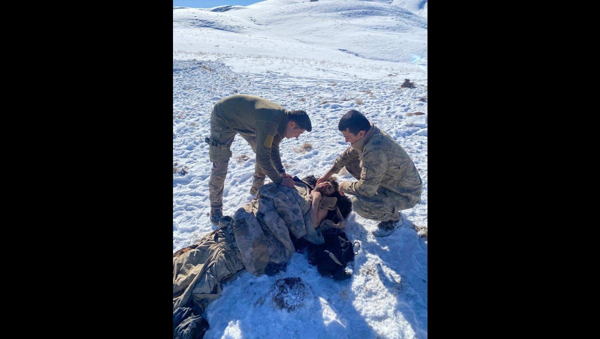 Kaçakçıların arazide terk ettiği düzensiz göçmen, donmak üzereyken jandarma tarafından kurtarıldı