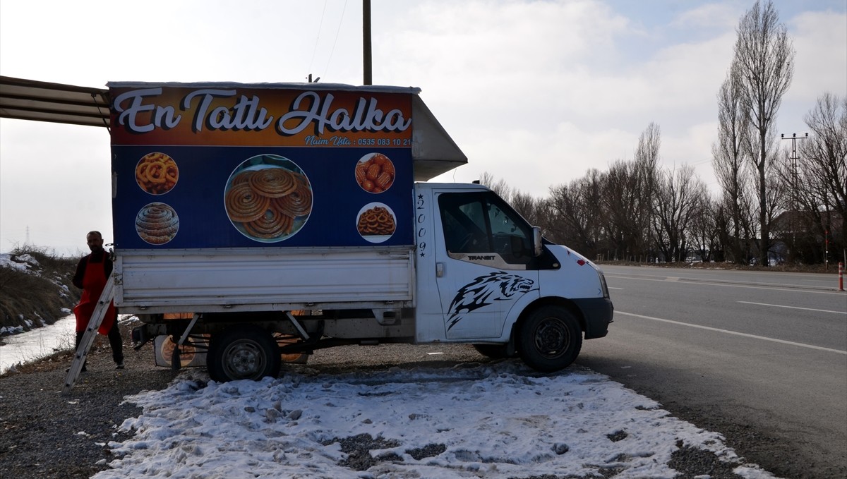 Kamyonetin kasasında tatlı satarak ailesini geçindiriyor