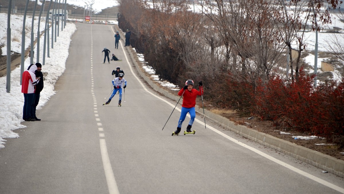 Muş'ta yeterli miktarda kar yağmayınca kayaklı koşu sporcuları asfaltta yarıştı