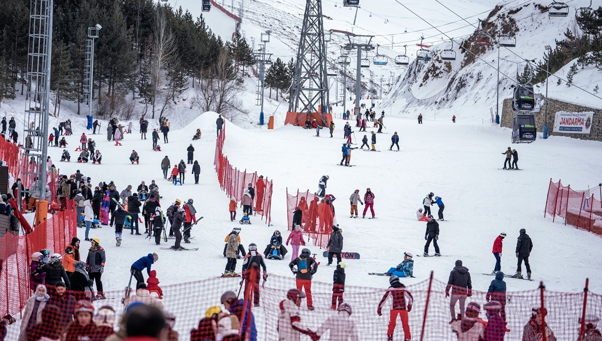 Sömestirin ilk gününde kayakseverler en fazla karın olduğu Palandöken