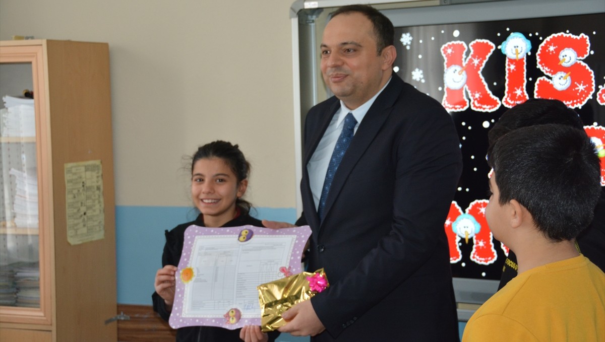 Tatvan'da öğrenciler karne heyecanı yaşadı