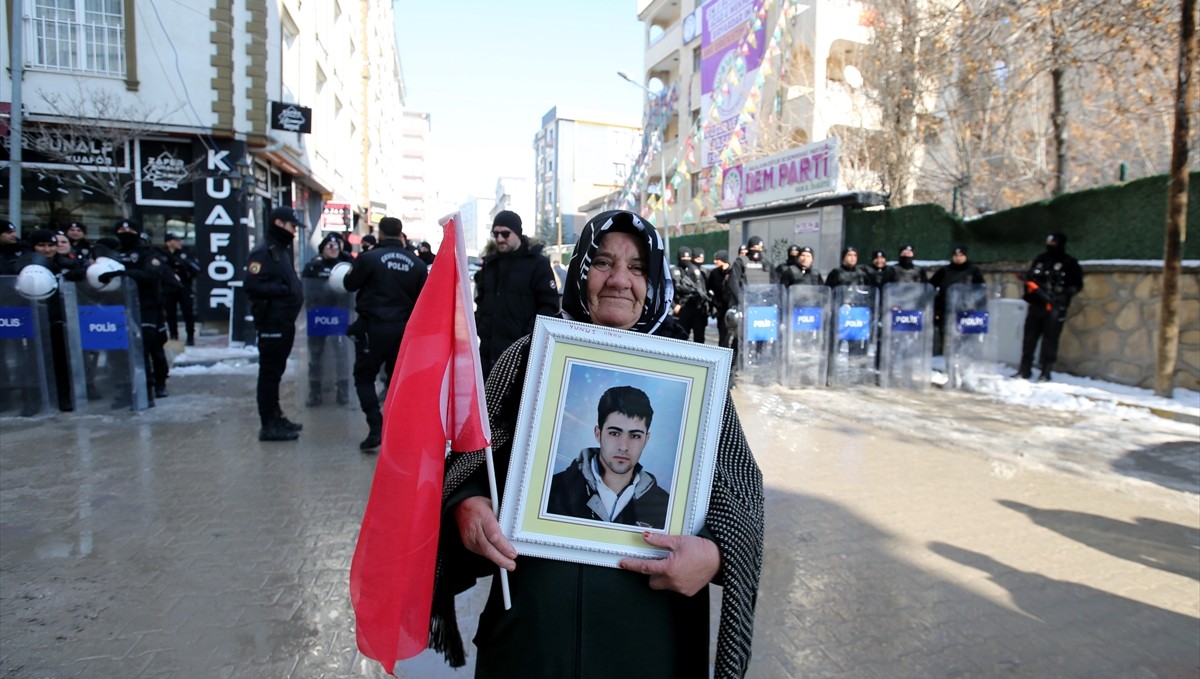 Vanlı aileler DEM Parti binası önündeki "evlat nöbeti"ni sürdürdü