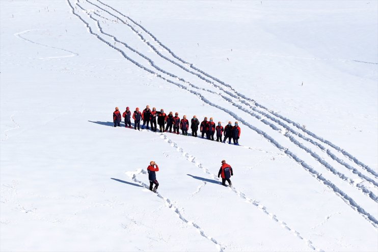 AFAD ekipleri 2 bin 225 rakımlı bölgede çığda arama kurtarma eğitimi alıyor10