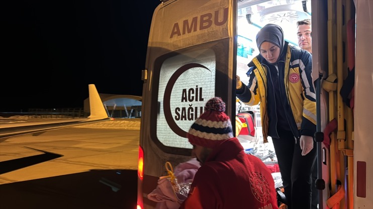 Ağrı'da ambulans uçak prematüre bebek için havalandı