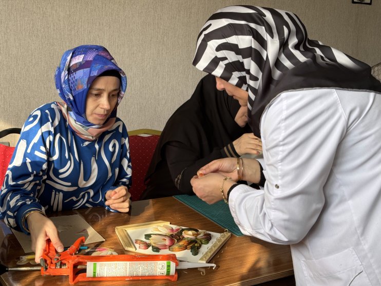 Ağrılı kadınlar kağıt rölyef sanatıyla hem sosyalleşiyor hem kazanıyor1