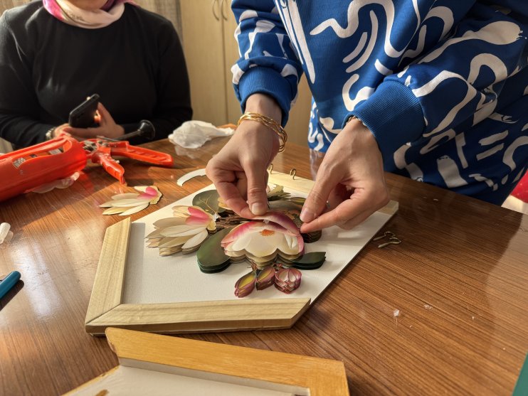 Ağrılı kadınlar kağıt rölyef sanatıyla hem sosyalleşiyor hem kazanıyor3