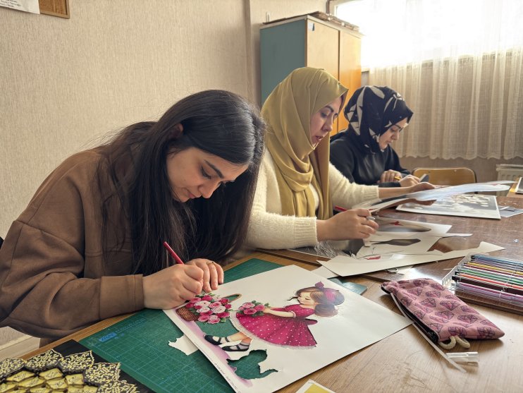 Ağrılı kadınlar kağıt rölyef sanatıyla hem sosyalleşiyor hem kazanıyor4