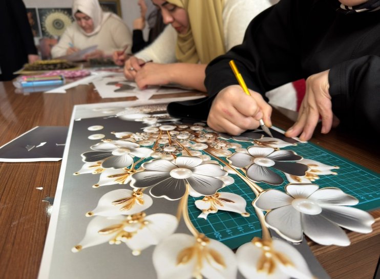 Ağrılı kadınlar kağıt rölyef sanatıyla hem sosyalleşiyor hem kazanıyor8