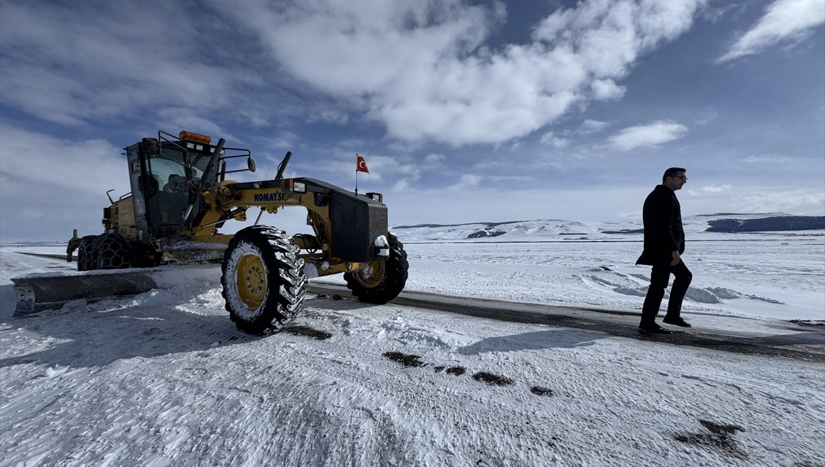 Ardahan'da kapanan köy yollarında karla mücadele çalışmaları başlatıldı