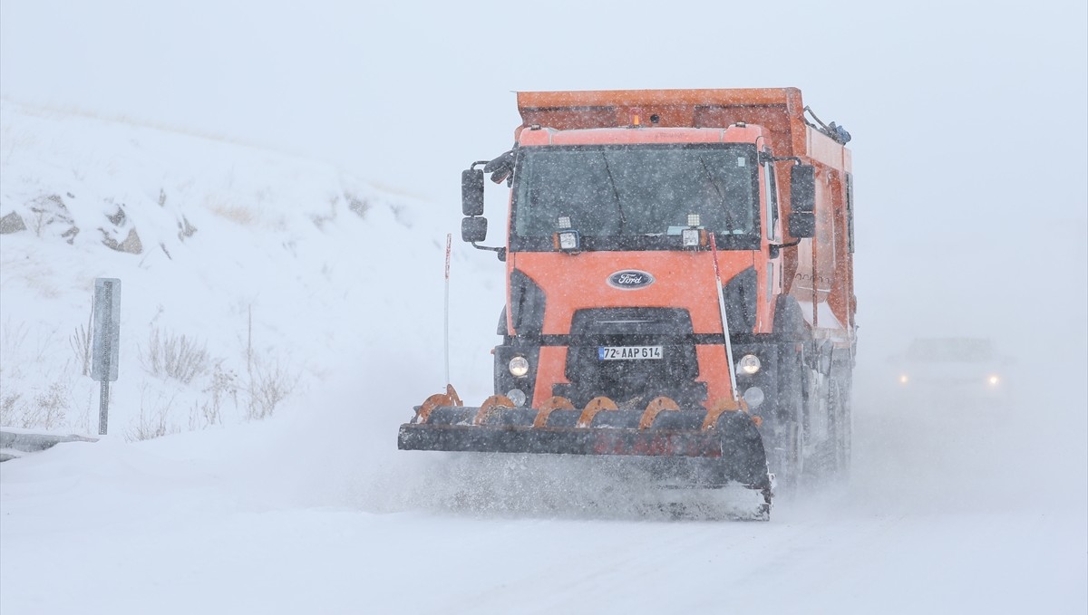 Ardahan-Kars ile Kars-Göle kara yolu, tırların geçişine kapatıldı