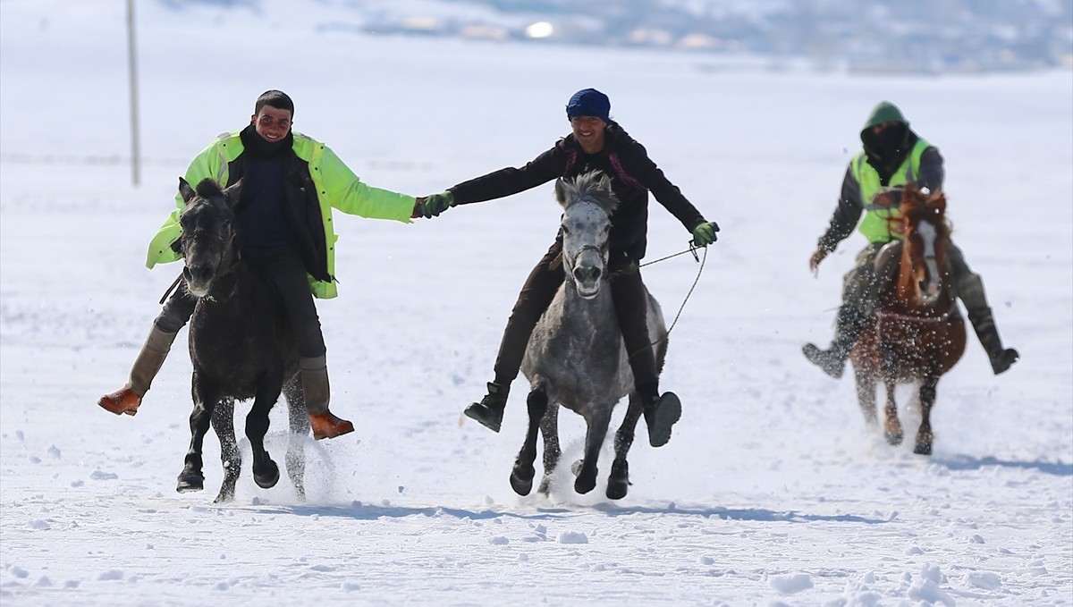 Atlarına zinde kalmaları için kar üstünde antrenman yaptırıyorlar