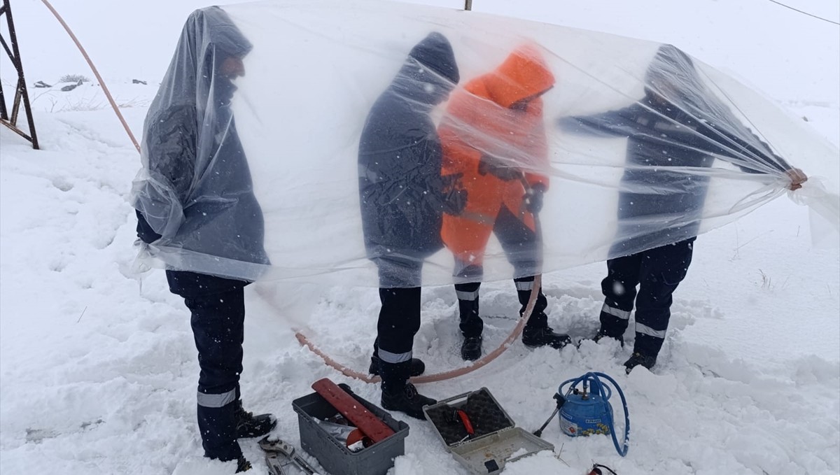 Bitlis'te hasar gören enerji nakil hatları ekiplerin zorlu çalışmasıyla onarıldı