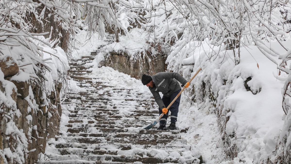 Bitlis'te ulaşımın aksadığı yollar kardan temizleniyor