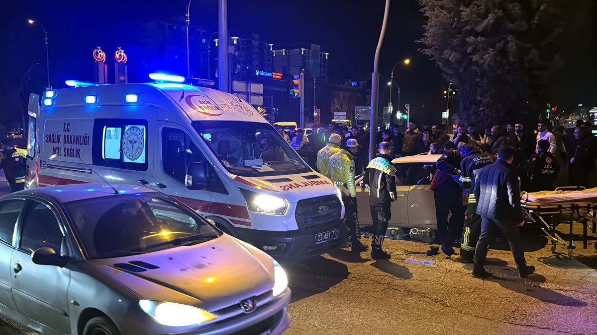 Elazığ'da 2 otomobilin çarpıştığı kazada 5 kişi yaralandı
