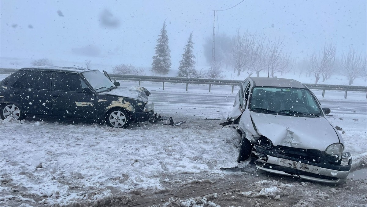 Elazığ'da 3 aracın karıştığı kazada 5 kişi yaralandı