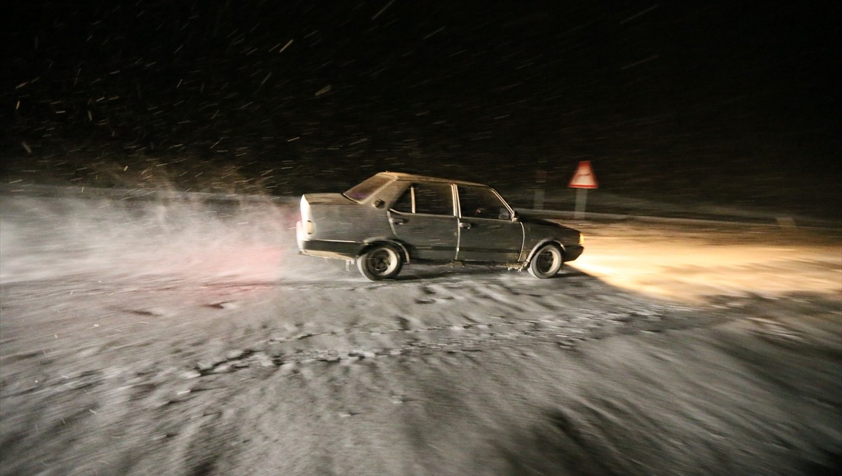 Erzincan, Kars ve Ardahan’da kar yağışı nedeniyle ulaşım güçlükle sağlanıyor