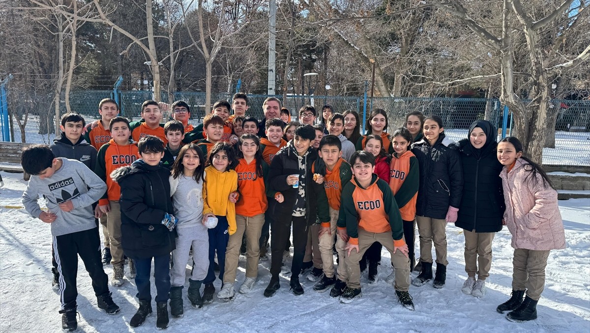 Erzincan Valisi Aydoğdu öğrencilerle okul bahçesinde kar topu oynadı