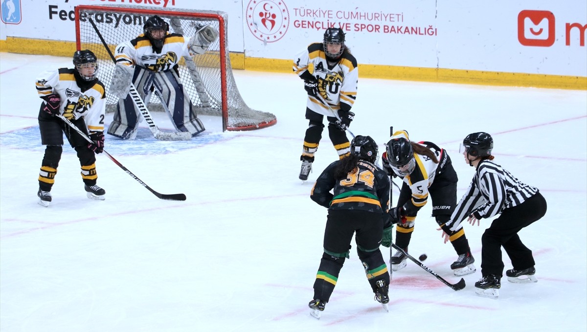 Erzurum'da düzenlenen Üniversiteler Arası Buz Hokeyi Şampiyonası sona erdi