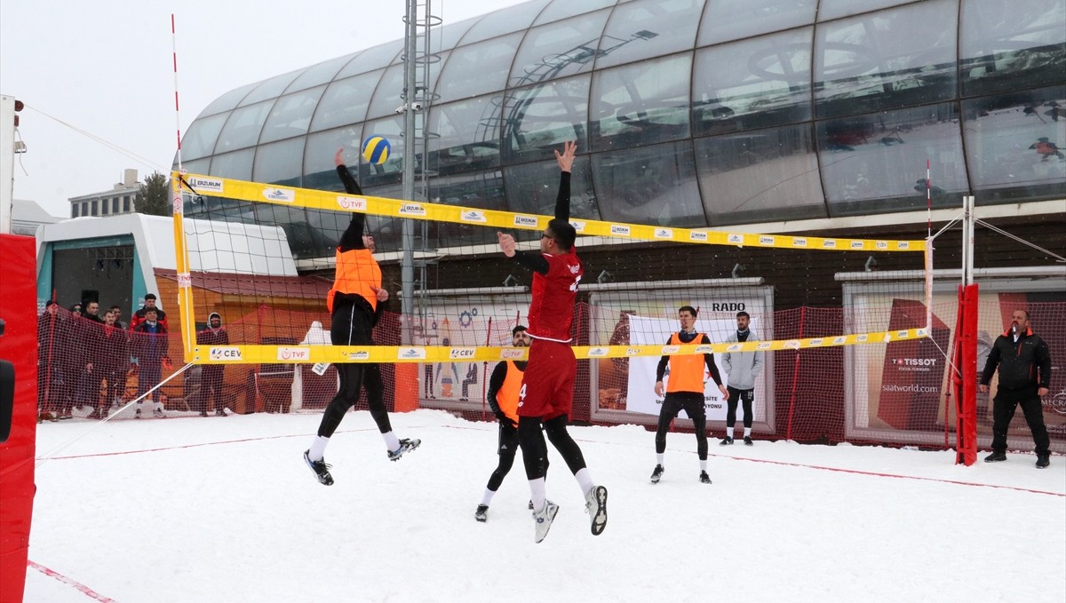 Erzurum'da düzenlenen Üniversiteler Arası Türkiye Kar Voleybolu Şampiyonası devam ediyor