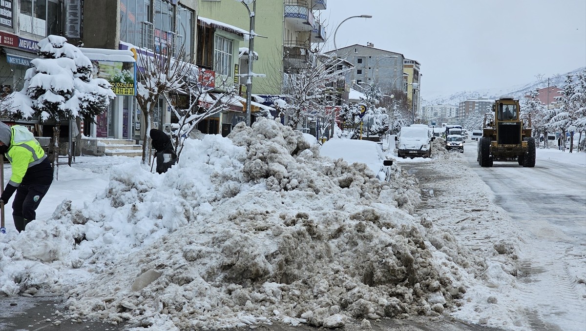 Güroymak'ta karla mücadele sürüyor