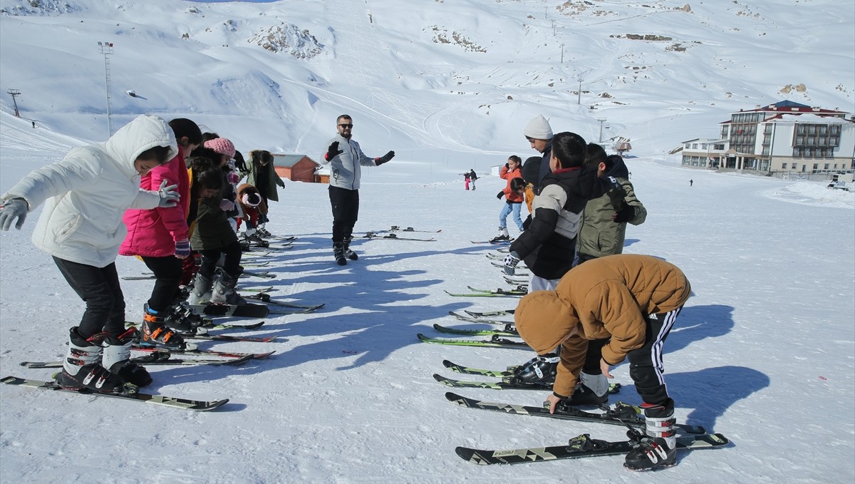 Hakkari'de günde 100 öğrenci kayakla buluşturuluyor