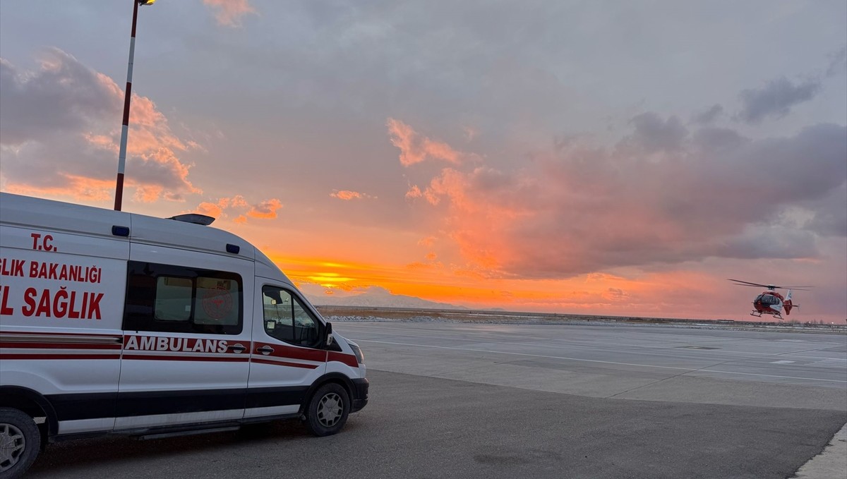 Hakkari'de hasta çocuk, ambulans helikopterle Van'a getirildi