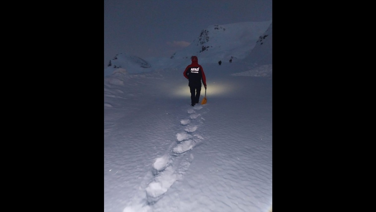 Hakkari'de kara saplanan araçta mahsur kalan 5 kişilik aile kurtarıldı