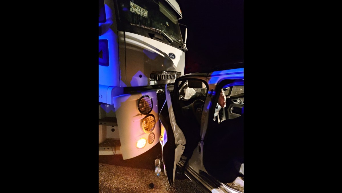 Hakkari'de tırla çarpışan hafif ticari araçtaki 2 kişi yaralandı