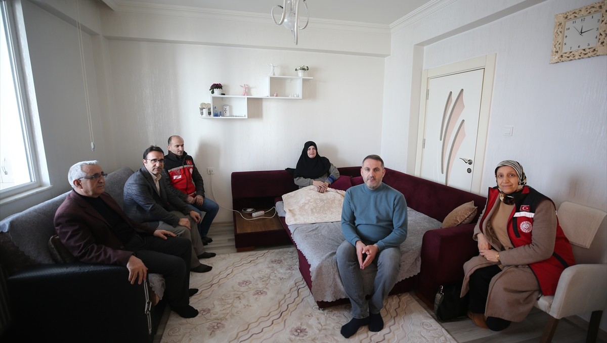 Hastalığı nedeniyle 12 yıldır yürüyemeyen eşine aşkla bakıyor