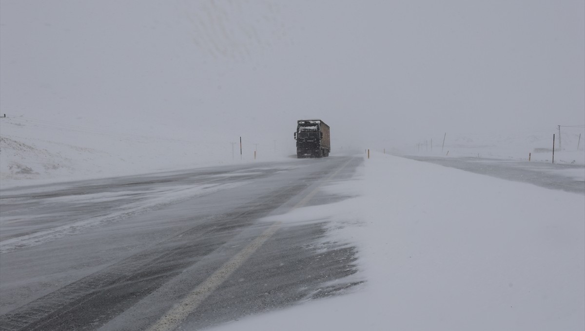 Iğdır'da kapanan köy yollarında karla mücadele çalışmaları sürüyor