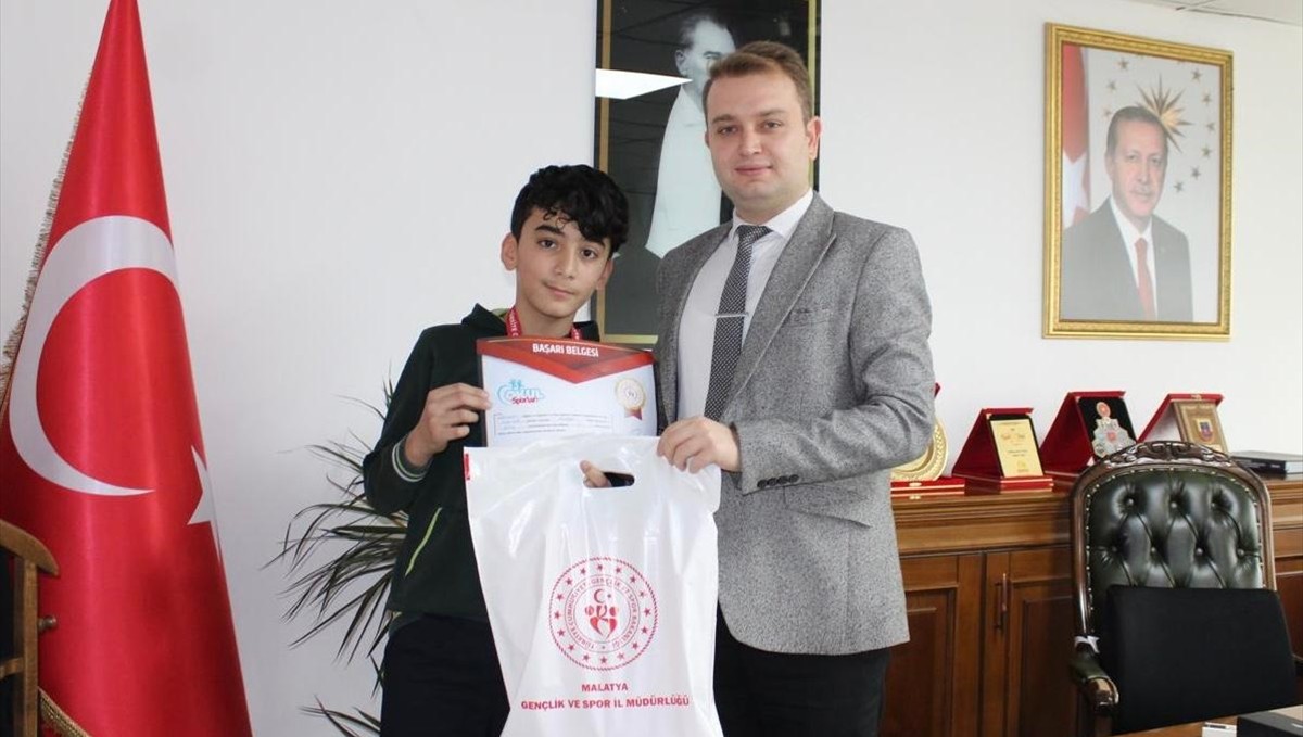 Kale Kaymakamı İnce, altın madalya kazanan sporcuya hediye verdi