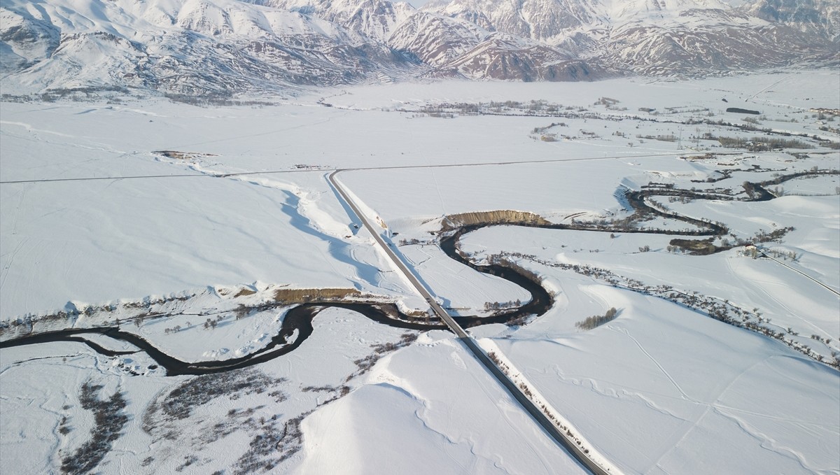 Karla kaplanan Munzur Vadisi ve çevresindeki ovalar dronla görüntülendi