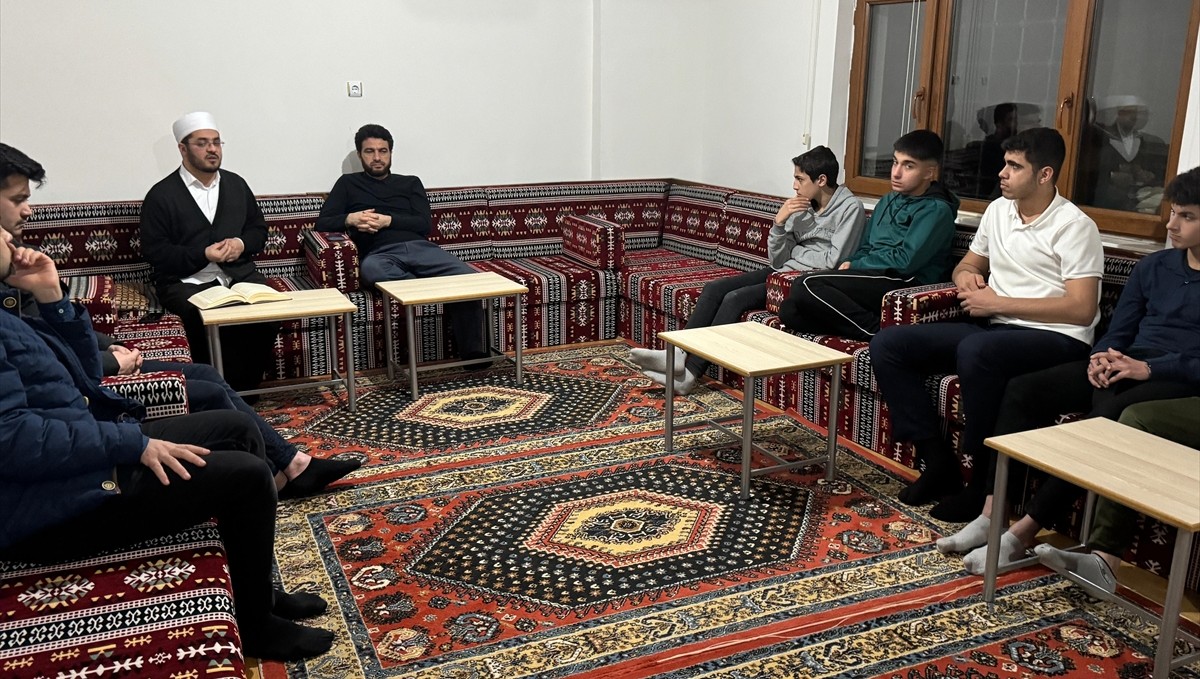 Keban İlçe Müftüsü Meşe, gençlerle bir araya geldi