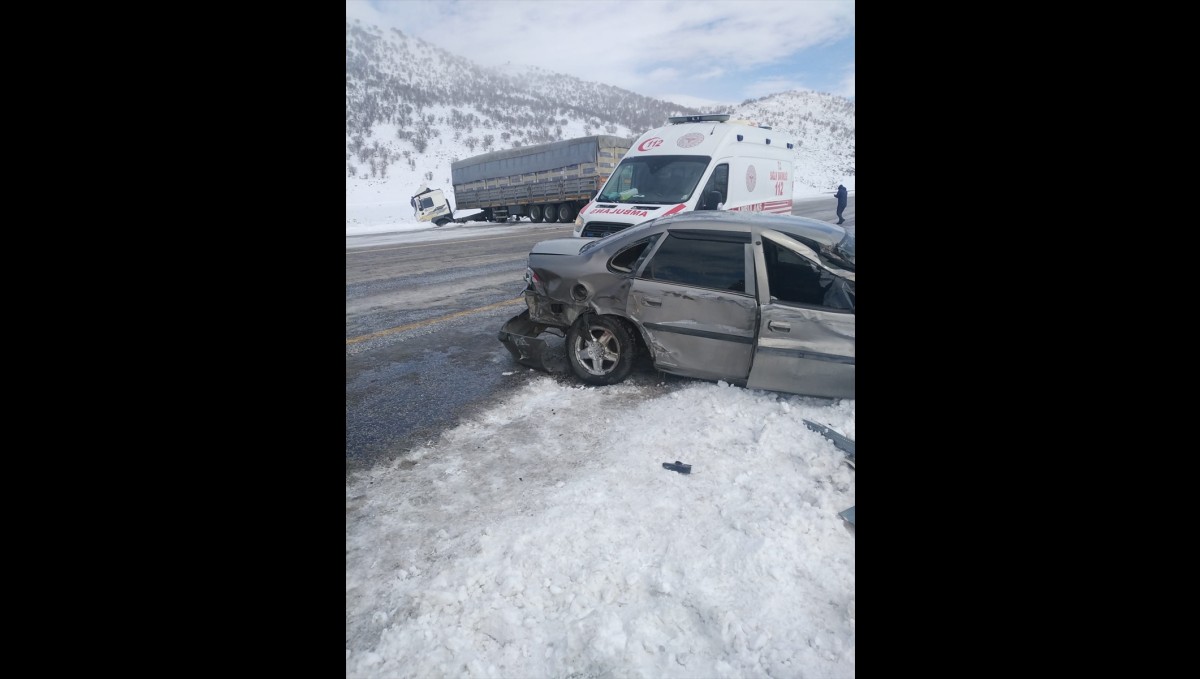 Malatya'da tırla otomobilin çarpıştığı kazada 2 kişi yaralandı