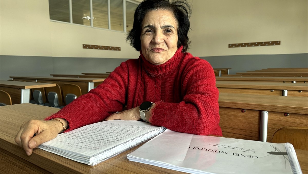 Menşure teyzenin "üniversiteli" olma hayali 70 yaşında gerçek oldu