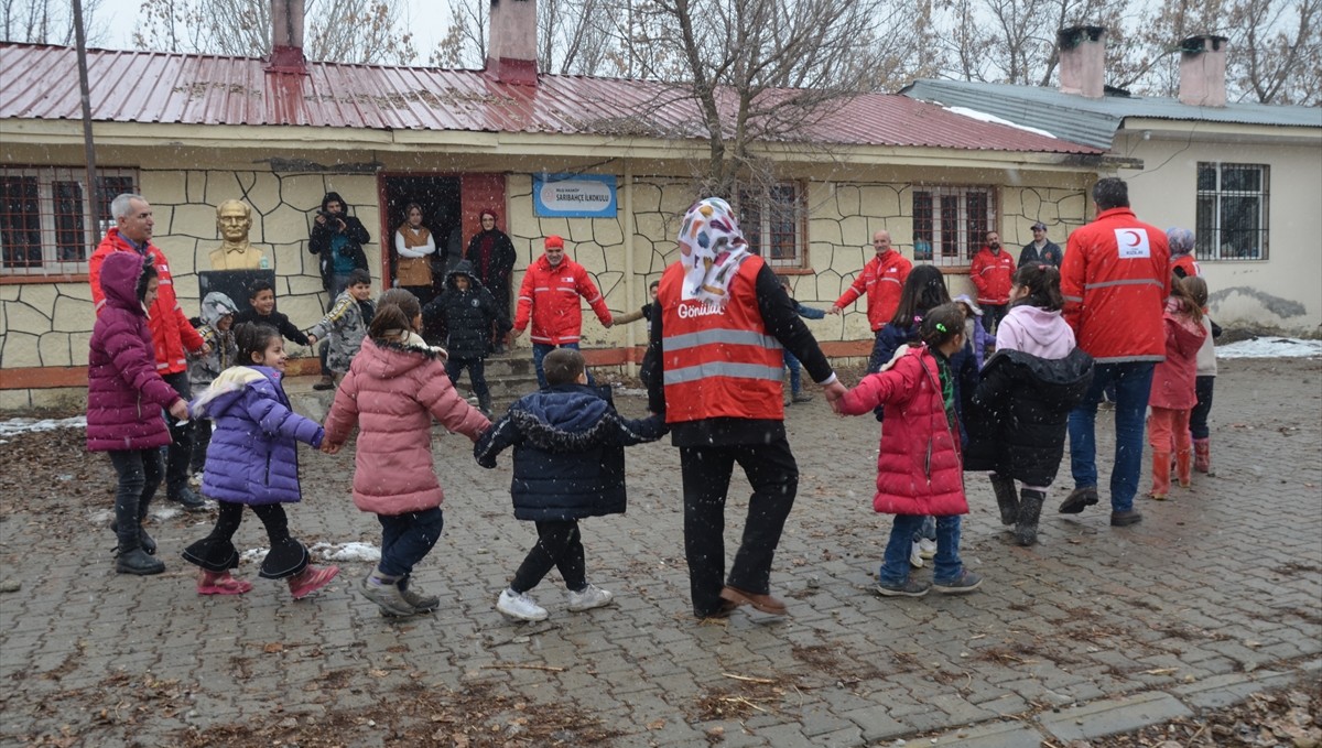 Muş'ta Kızılay görevlileri gittikleri köylerde öğrencilerle bir araya geldi