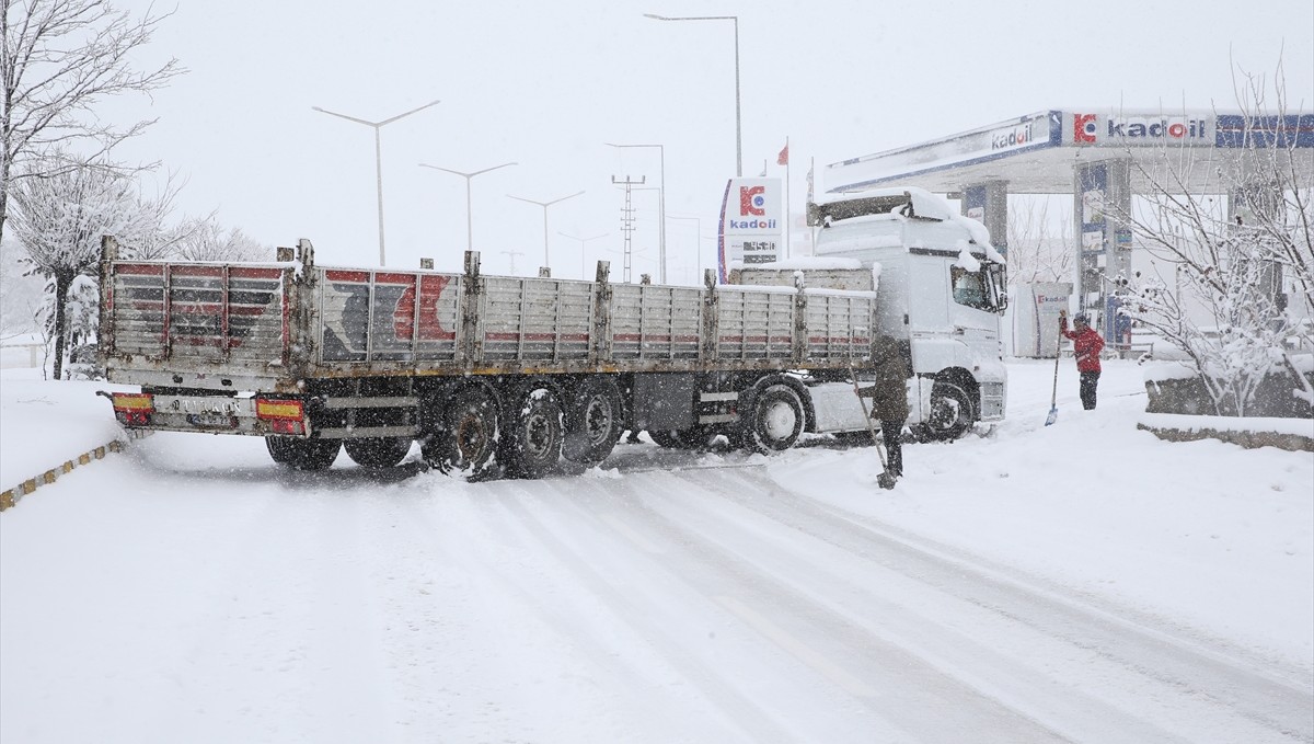 Muş'ta yoğun kar nedeniyle ulaşım aksadı, mahsur kalanlar kurtarıldı