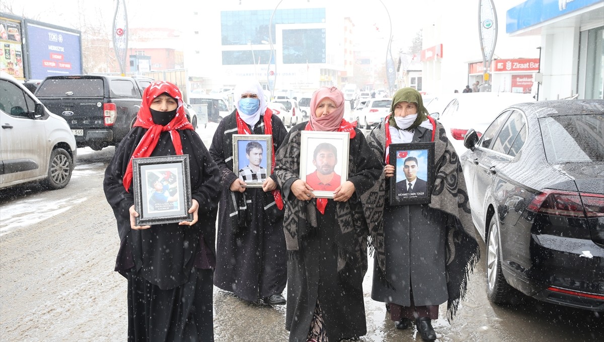 Muşlu aileler DEM Parti binası önündeki eylemlerini sürdürdü