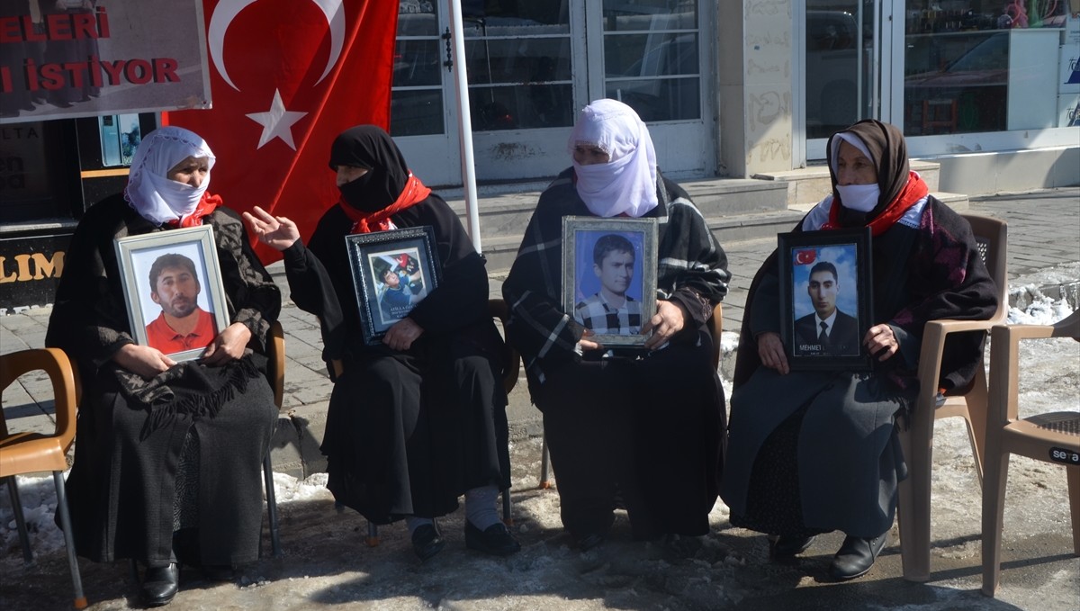 Muşlu aileler DEM Parti binası önündeki eylemlerini sürdürdü