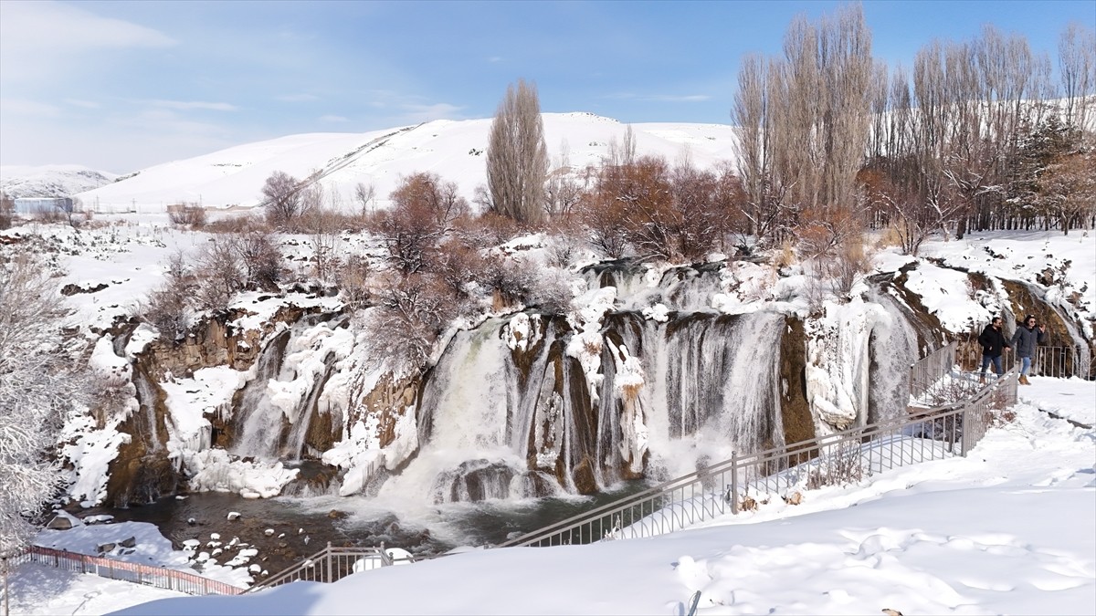 VAN - (DRON) Vatandaşlar çatılarda biriken karı temizledi